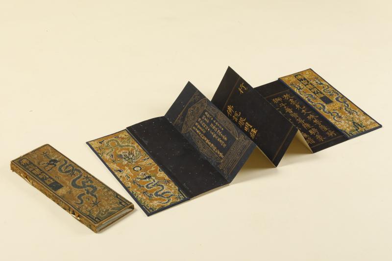 《卤簿图》清内府彩绘本.