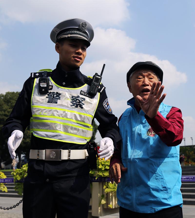 者服装,体验以交通志愿者身份共同参与,体验,配合交警执勤执法活动