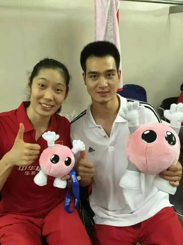 朱婷神勇发挥难救主中国女排的一传让人担心吊胆还是让帅气男陪练再陪