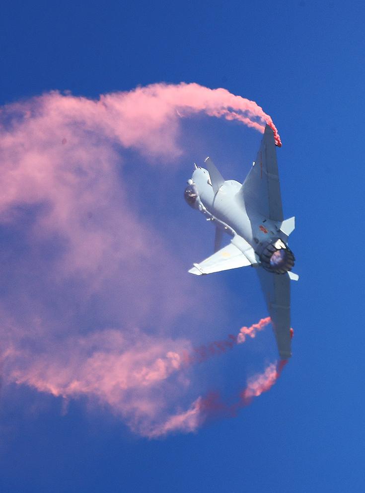 全向矢量技术发动机的歼-10b战机飞出"眼镜蛇""落叶飘"等超级机动动作