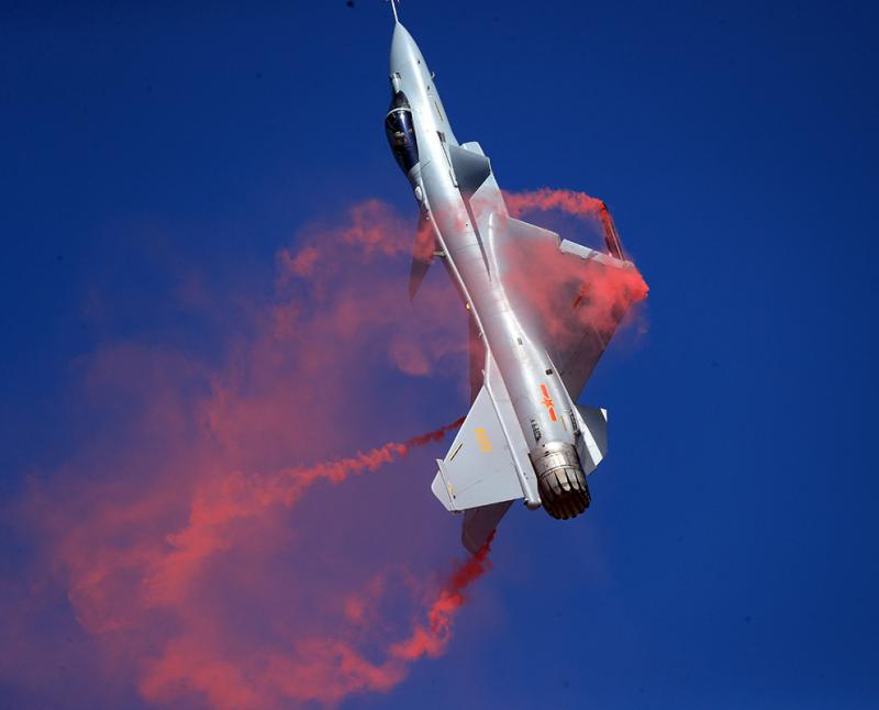 高清组图细看歼10b首秀"落叶飘"