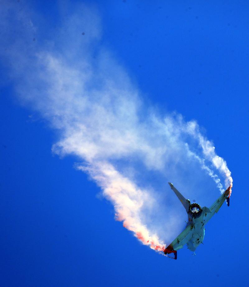 高清组图细看歼10b首秀"落叶飘"