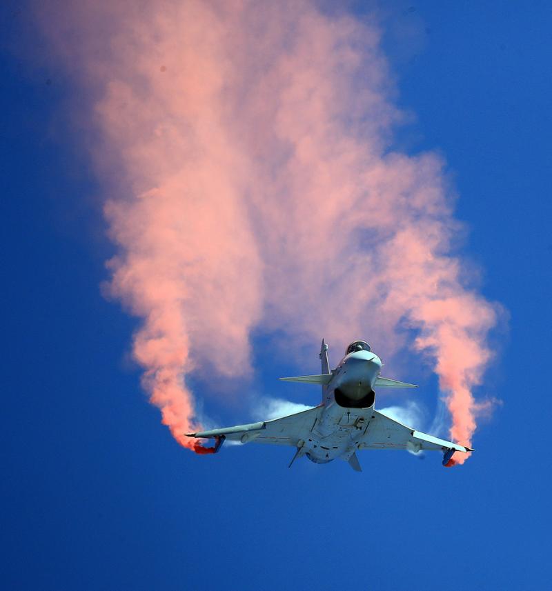 高清组图细看歼10b首秀"落叶飘"