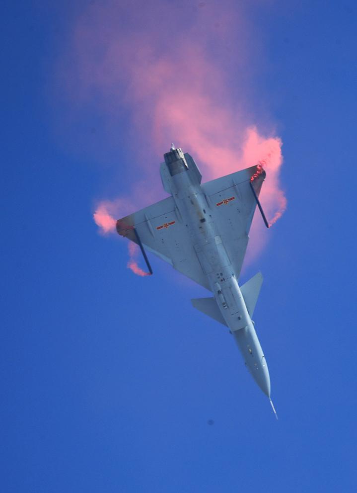 高清组图细看歼10b首秀落叶飘