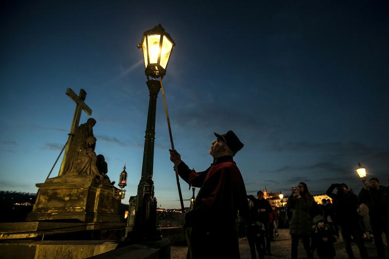 12月18日,点灯人扬·塔特在点燃查理大桥上的煤气灯.