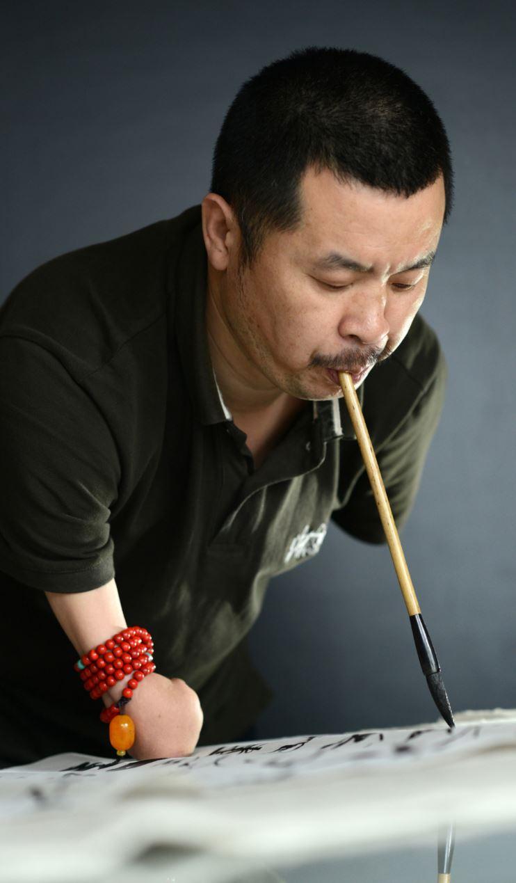 以口执笔的张文佑