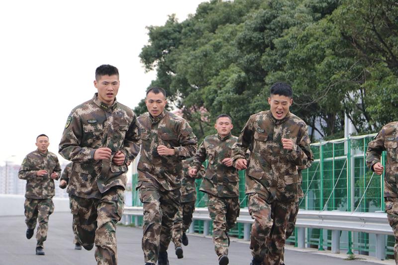 武警上海总队冬季大练兵:将强才能无弱兵,未考战士先考"官"