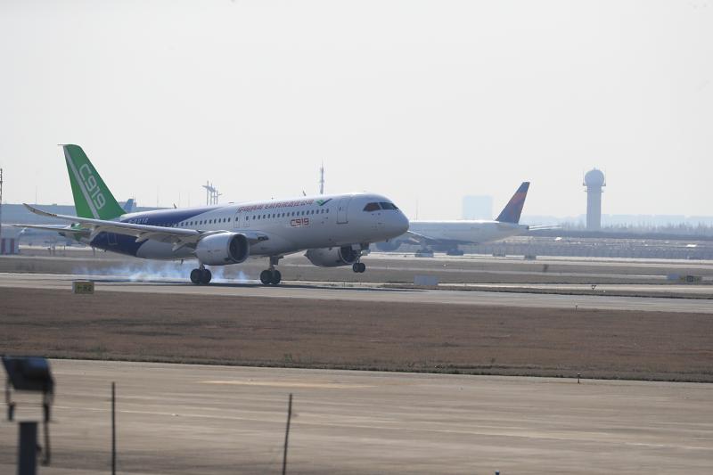 两年三架c919大型客机103架机今在浦东机场首飞成功