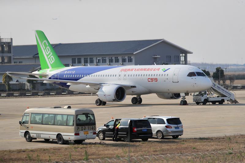 国产c919大型客机103架机在浦东机场首飞