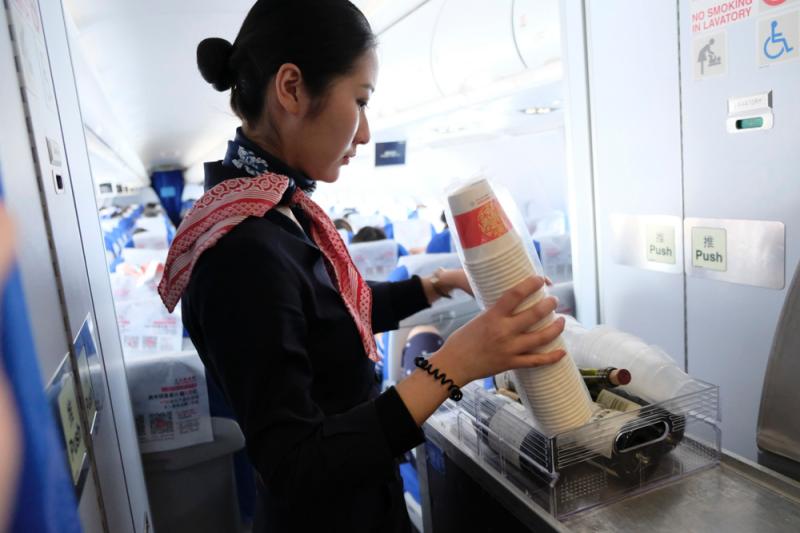 爱申活暖心春大学生的新春视角年初四的空姐空少