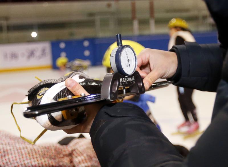 韩国教练工作非常严谨,常在训练中为队员检测冰刀,纠正冰刀弧度.