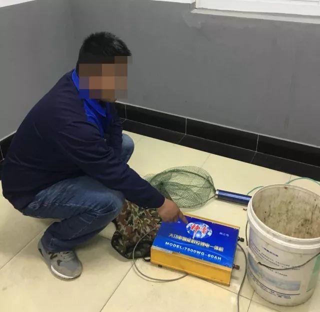 由施某使用肩背式锂电一体机和带电线的捞鱼网兜实施"电捕鱼"犯罪行为