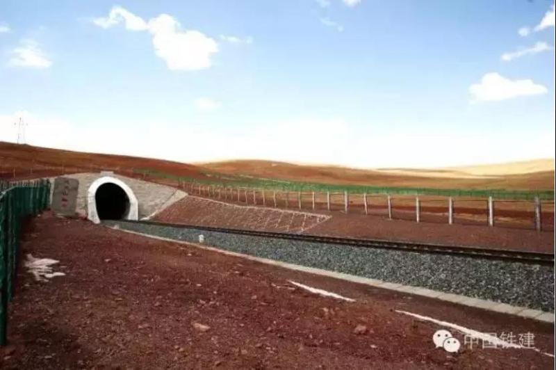 新关角隧道青藏铁路西格二线昆仑山隧道青藏铁路全长1686米,海拔4648