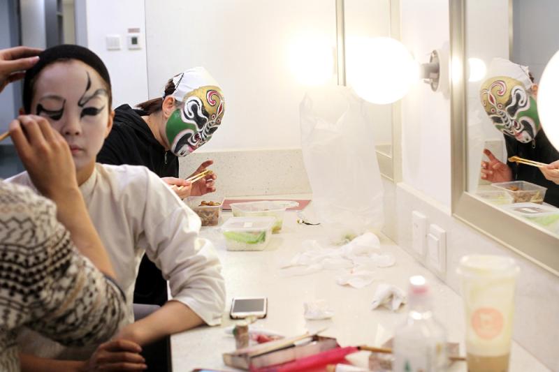 变身大花脸,小花脸的陈莉和汤泼泼在后台化妆,吃饭只能是大口吞抿嘴咽