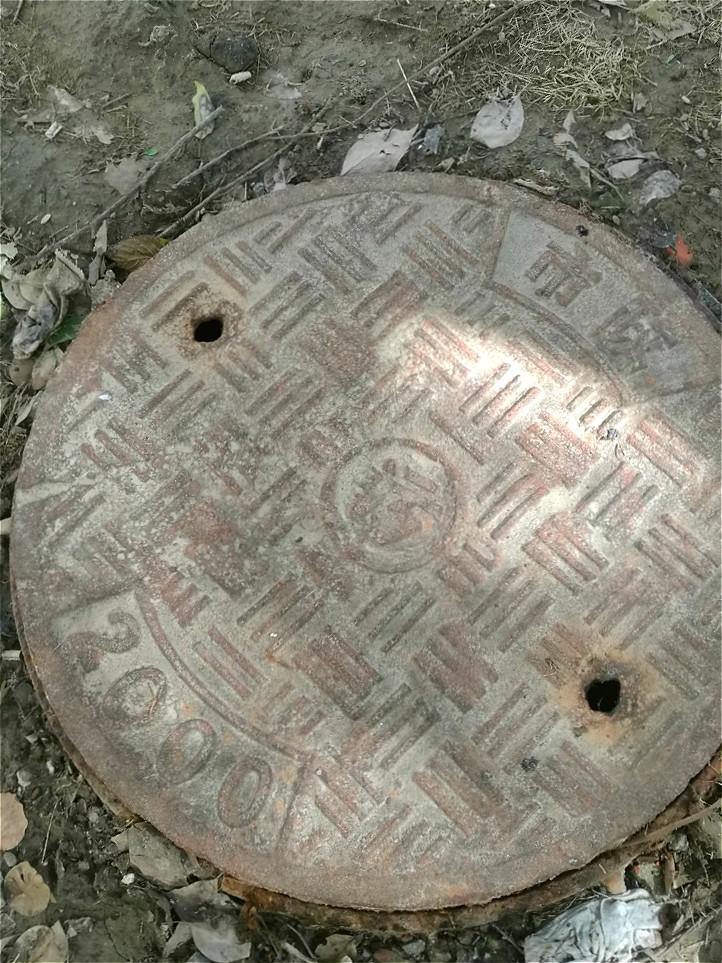 泛臭气塞马桶污水外溢上海的商品房小区内竟有这种老古董咋办