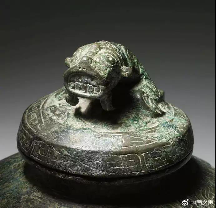 在和家人的信件中详述了他参与洗劫圆明园获得青铜器等珍贵文物的过程