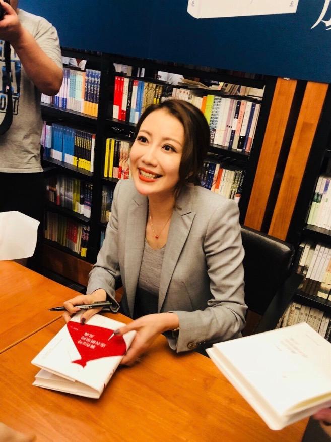 从上海戏剧学院毕业后,赵若虹进入smg成为一名主持人,在《开心公寓》