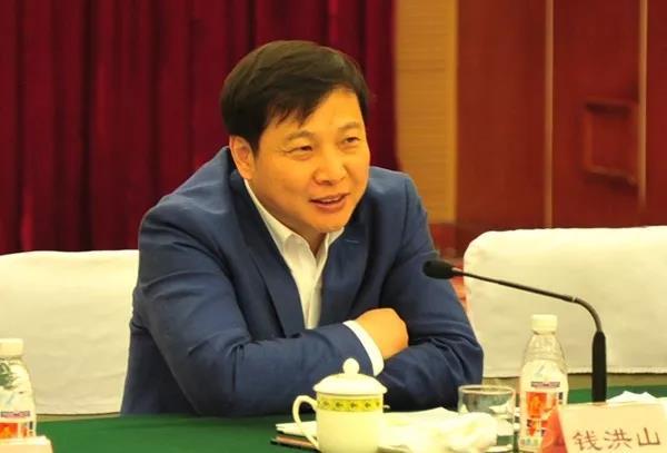 在钱洪山之前的副部长王亚军就是如此,2016年6月他从外交部到了中联部