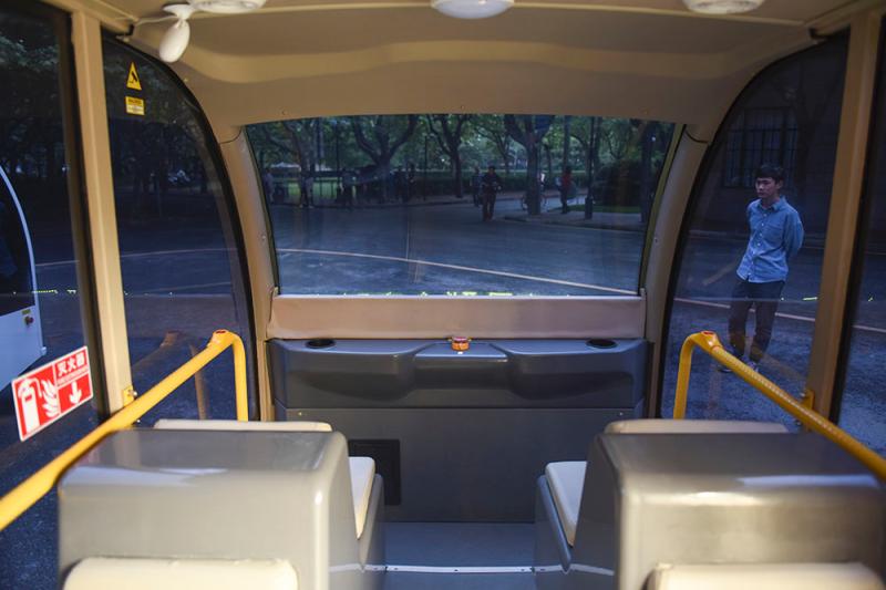 “双头”无人驾驶校车在上海交大上路，八座小巴双休日载客量达200人次