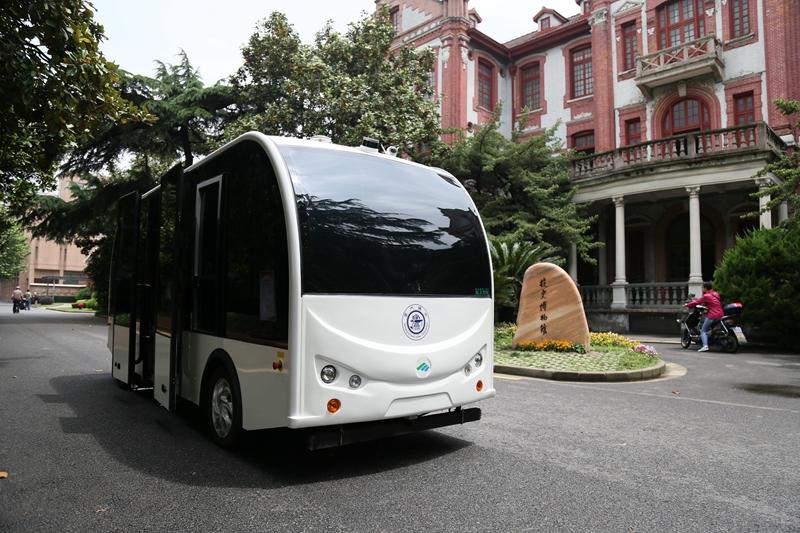 “双头”无人驾驶校车在上海交大上路，八座小巴双休日载客量达200人次