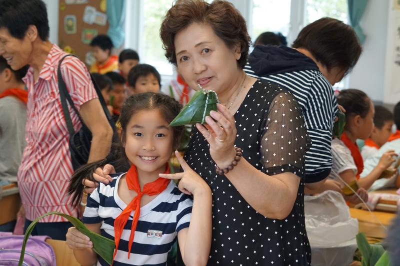 在学校百草园里做香囊,送爸爸一件最具中国特