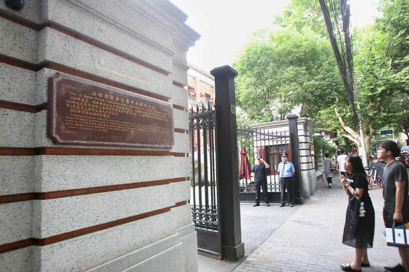 原法租界会审公廨及警务处旧址门前,不少获悉非遗日将免费开放的观众