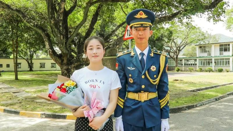 感动礼兵向妻子求婚驻香港部队三军仪仗队神助攻