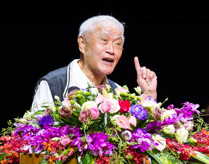 八旬牛犇谢绝片酬九旬秦怡滚山无替身此致新生鲜花掌声背后全身七八处