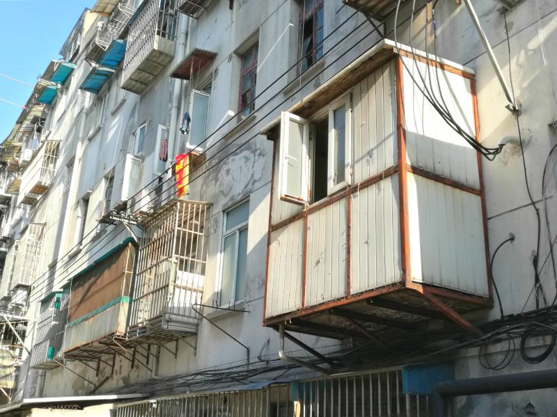 凤城三村西区,5层楼的北侧外墙上,绝大多数楼层都外挂"空中阁楼".