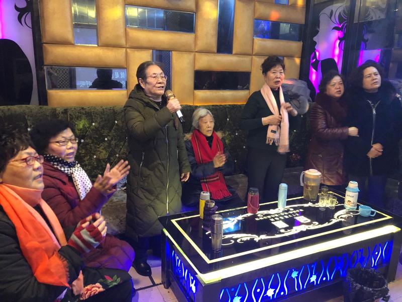 四川泸州,2号包间,唱歌5年,70岁阿姨团:这是家以外最好的去处