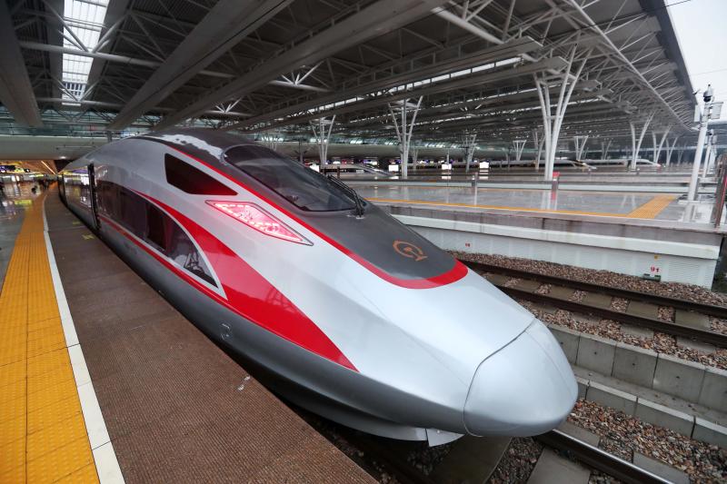 17辆超长版"复兴号"动车组列车长度与站台长度相当,远远超出相邻站台