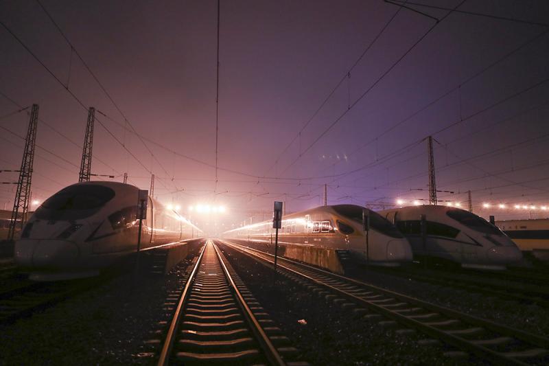 夜晚的停车场一改白日的冷清,停止了运营的高铁动车开始陆续停靠进来.
