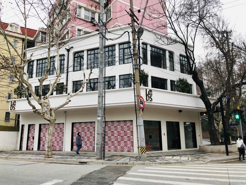 东平路桃江路街角正在装修的商户东平路1号席家花园在体现城市色彩的