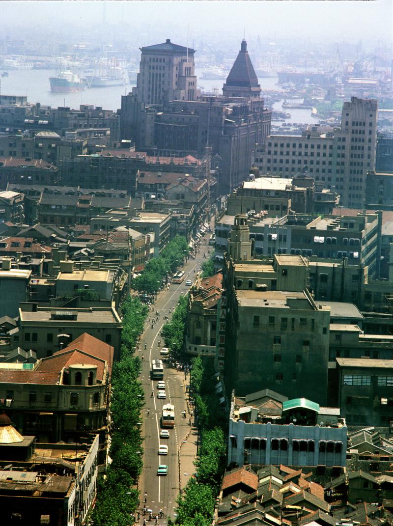 的侧重上,则越来越集中:从十个区县的广泛采风,到关注浦东的大开发,再