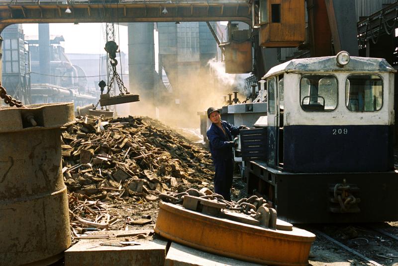 城市光影七十年三十载春秋二十万张底片陆杰的上海城市影像图谱