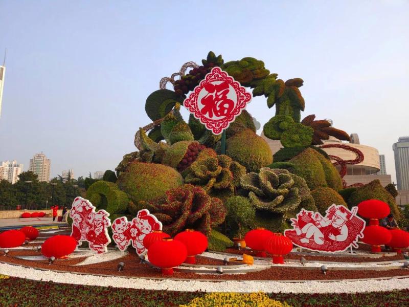 "红孩儿"爬上12米高水果篮贴福字,上海用上千万盆花卉妆点新春