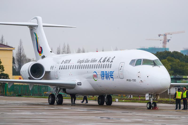 中国商飞向天骄航空交付首架国产arj21飞机