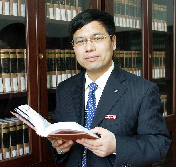 上海市崇明中学校长,正高级教师   吴卫国