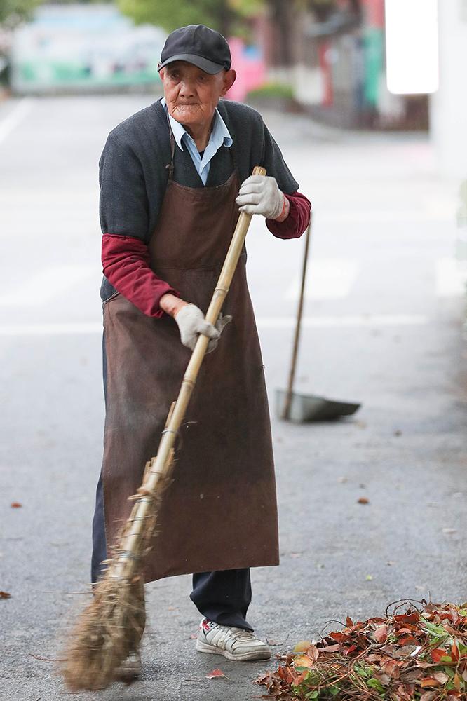 老人至今已经坚持18年义务扫马路,感动乡邻,被称为"扫地爷爷"