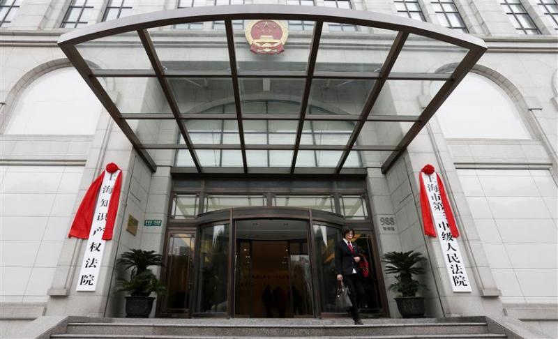 工作人员走出上海市第三中级人民法院和上海知识产权法院的合署办公楼