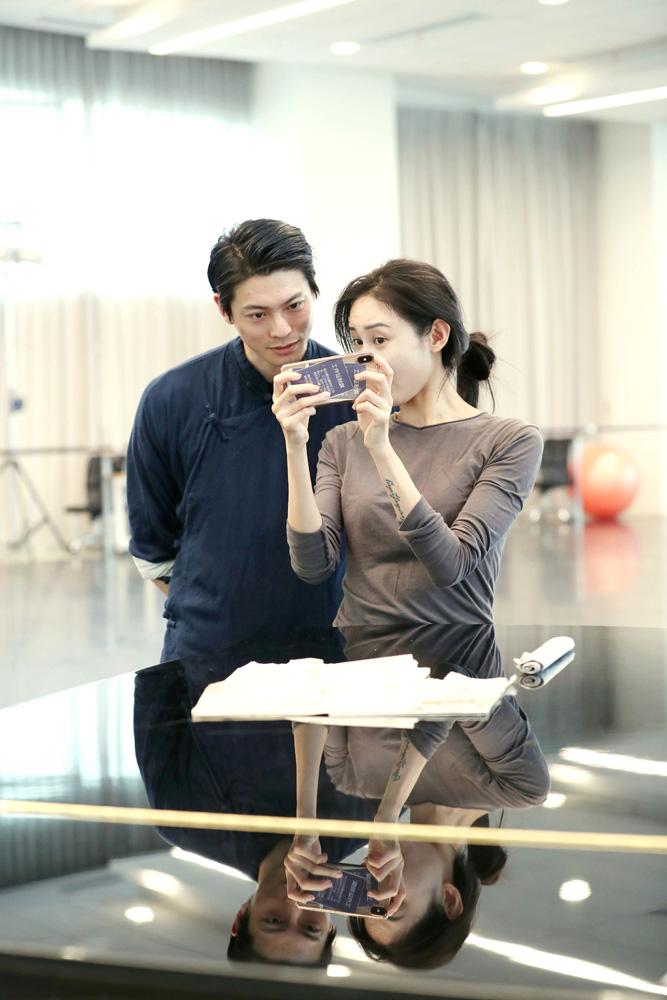 从动作语言变为自己内心情感流露的过程,王佳俊和朱洁静回看视频又在