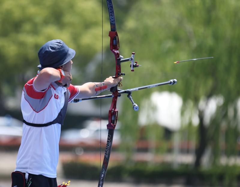 市民在陆家嘴中心绿地体验射箭运动.