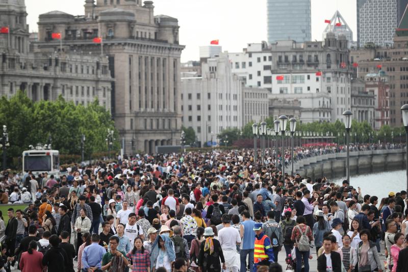 外滩景观大道游人如织.游客体验浦江游轮.